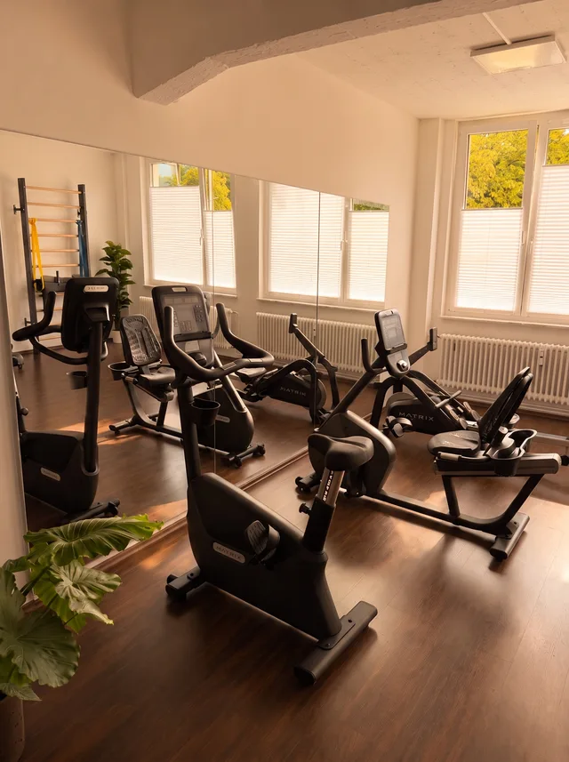Trainingsfläche im Klinikviertel mit Spiegelwand und Ergometern